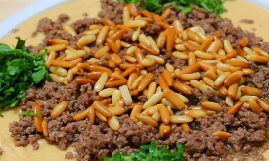 حمص مع لحمة وصنوبر